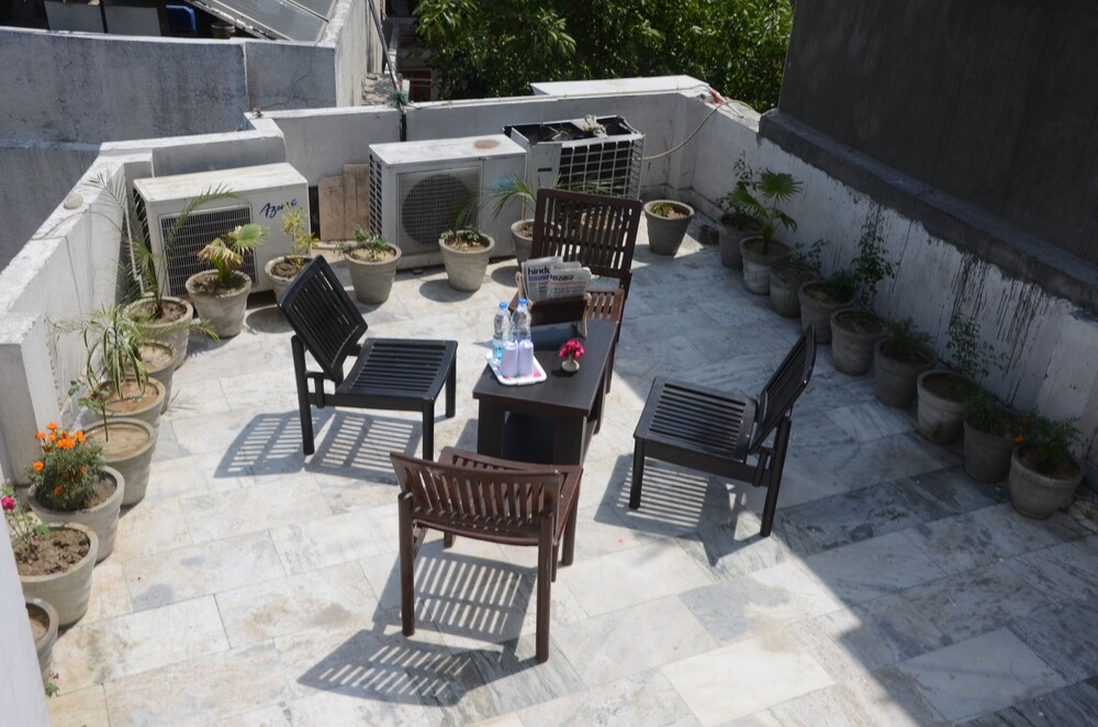 Gurjeet Hotel By Naavagat