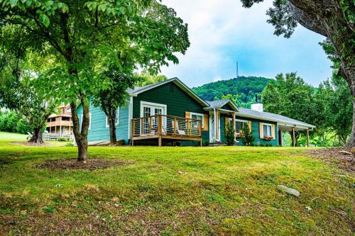 Sunlight House Enjoy Serenity and Amazing Views Sleeps 6 — 4-Star Luxury Hotel in Sevierville, United States