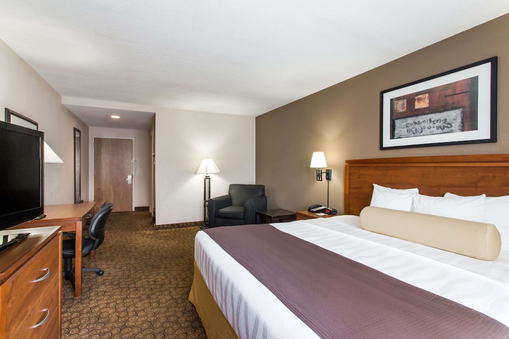 Days Inn & Suites by Wyndham Fort Pierce I 95 - photo 4