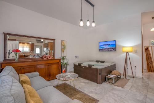 Achilleas Deluxe House Jacuzzi BBQ — 4-Star Luxury Hotel in Kissamos, Greece