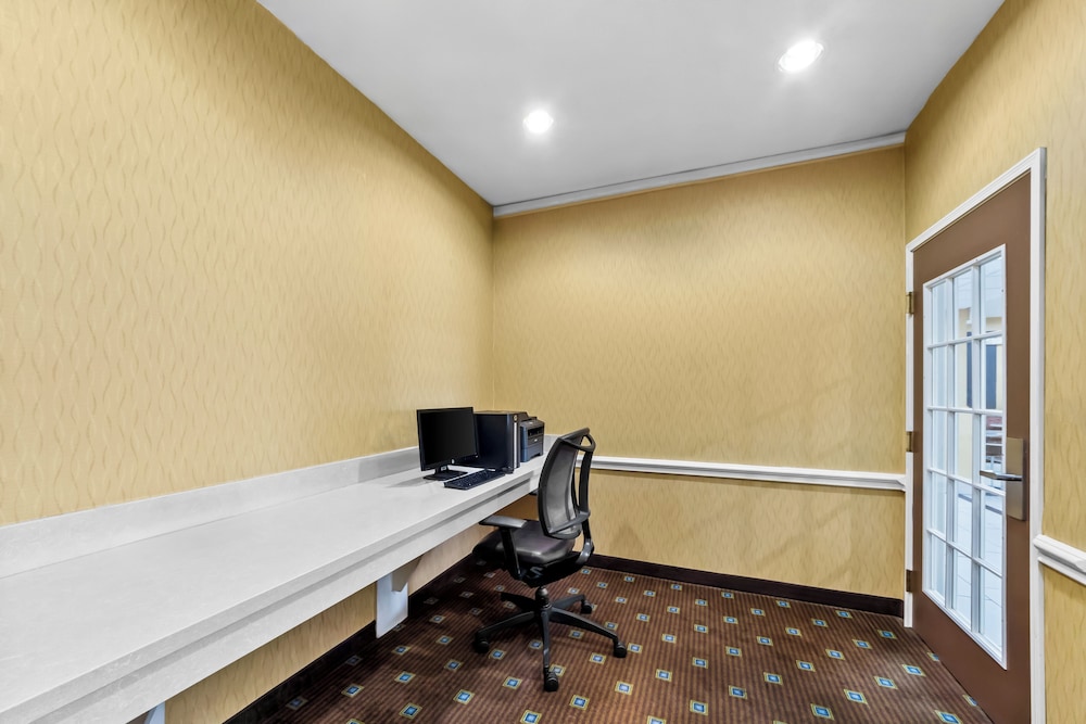 Quality Inn & Suites San Antonio Airport Stone Oak - photo 35