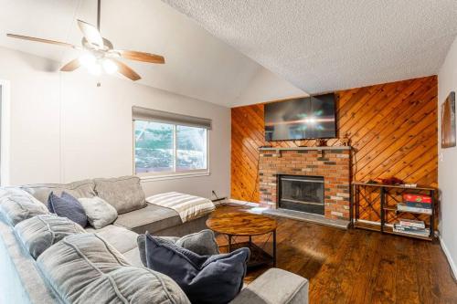 Cozy 3Br Fire Pit Hammock 2 Minutes to Beach — 4-Star Luxury Hotel in East Stroudsburg, United States
