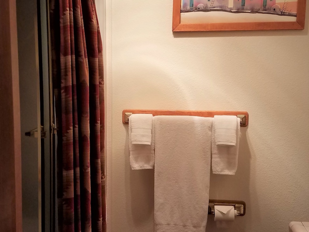 Tavares Inn - photo 9