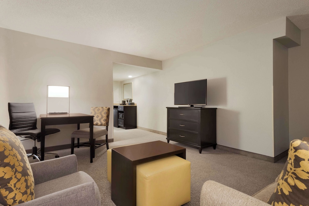 Embassy Suites by Hilton Atlanta Alpharetta - photo 12
