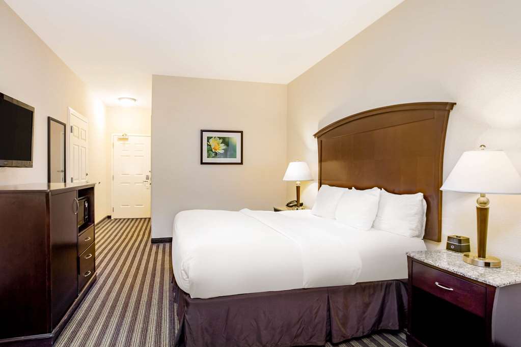 La Quinta Inn & Suites by Wyndham Fowler - photo 28