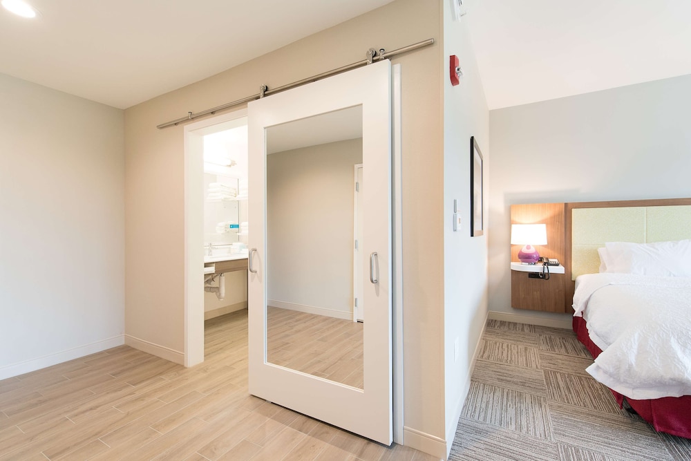 Hampton Inn & Suites Fayetteville - photo 12
