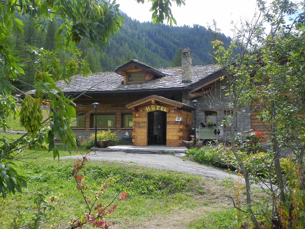 Hotel Les Granges - carbon neutral hotel in La Thuile