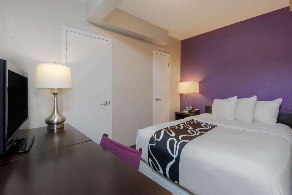 La Quinta Inn & Suites by Wyndham New York City Central Park - photo 18