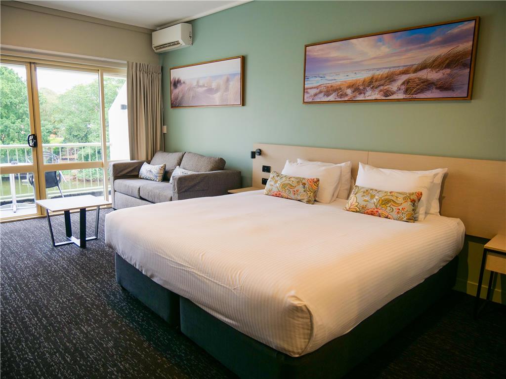 Nightcap at Hinterland Hotel - last minute hotel in Nerang