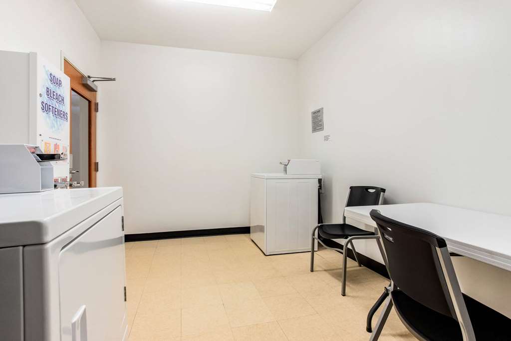 La Quinta Inn & Suites Indianapolis Airport West - photo 30