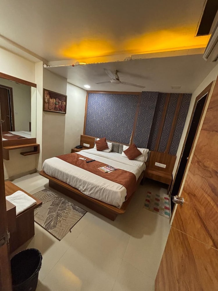 Hotel Red Rose in Vadodara, India