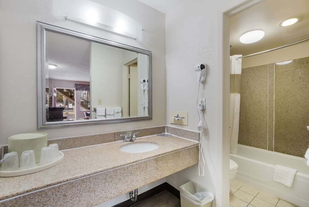 Econo Lodge Williamsburg Historic Area - photo 18