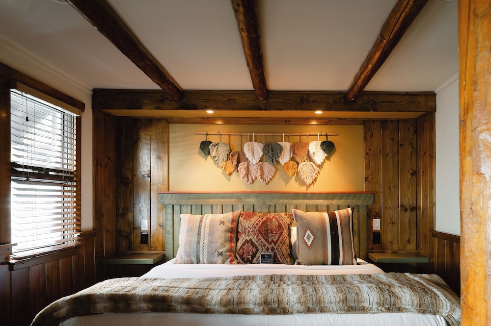 Highland Haven Creekside Inn - photo 45
