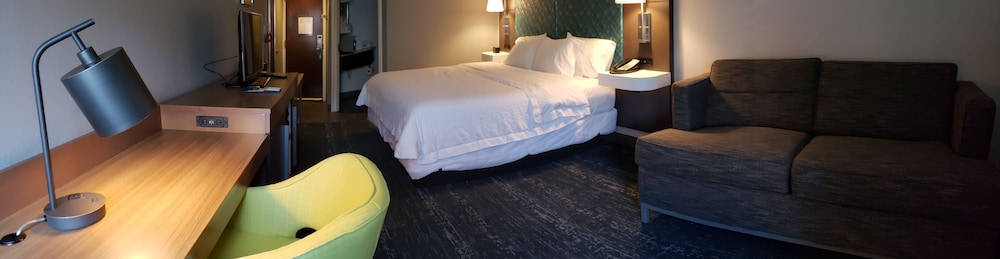 Hampton Inn & Suites Newtown - photo 17