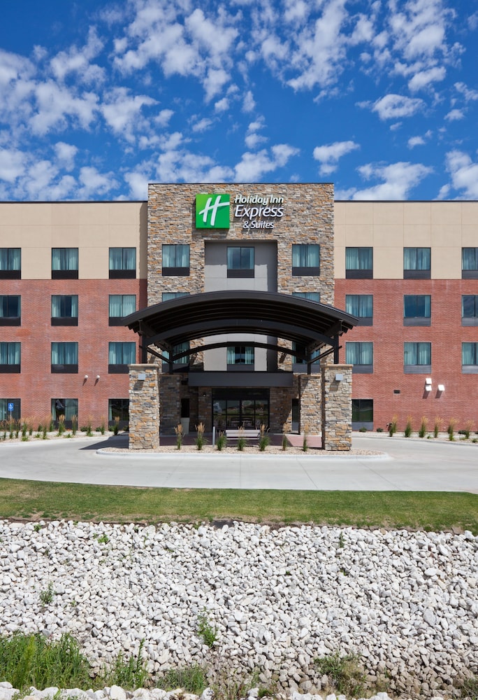 Holiday Inn Express Hotel & Suites Fort Dodge by IHG - photo 43