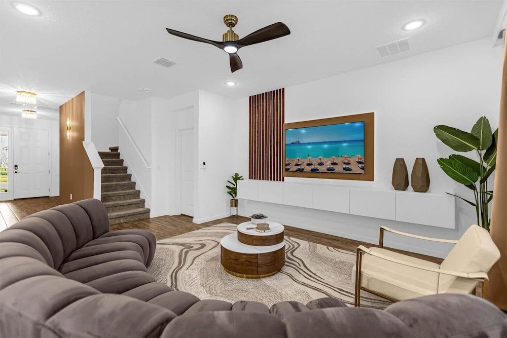 Upstay Theme Rooms Pool Spa Theatre Arcade - photo 17