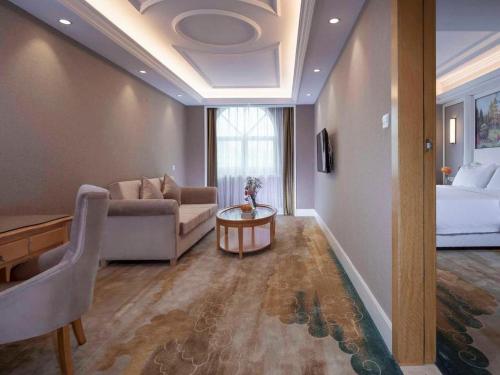 Vienna Hotel Shenzhen Pingdi Huancheng South Road — hotel in Longgang