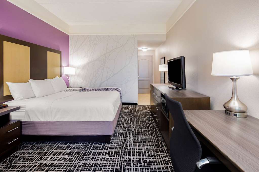 La Quinta Inn & Suites by Wyndham Mission at West McAllen - photo 20
