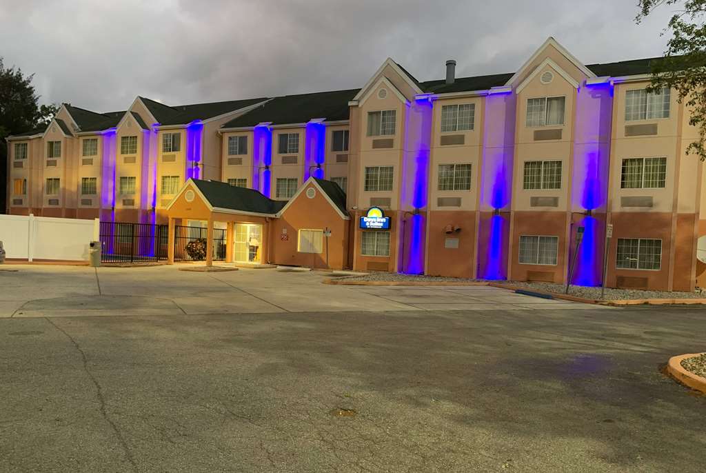 Days Inn & Suites by Wyndham Tampa Raymond James Stadium - photo 2