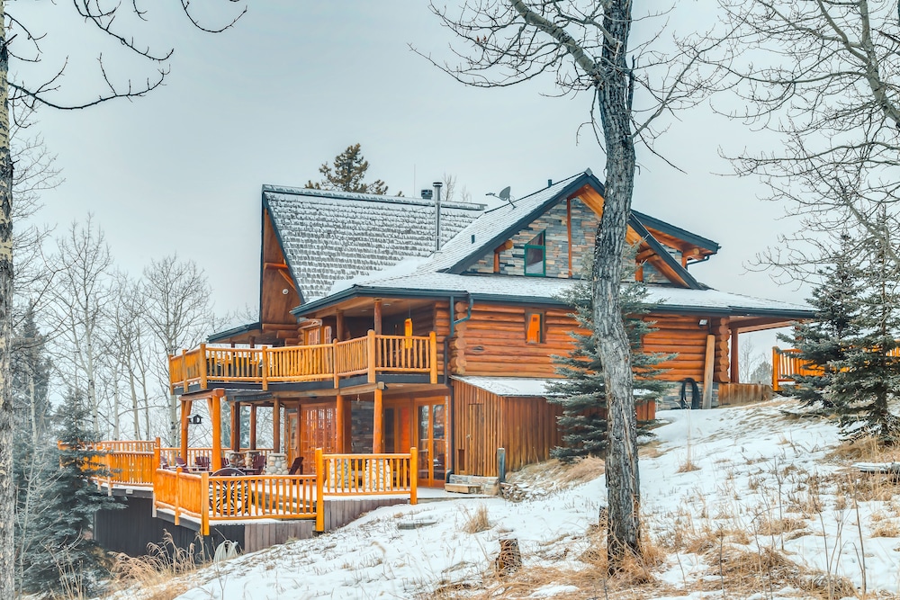 Wavehill Estate — 4-Star Luxury Hotel in Canmore, Canada