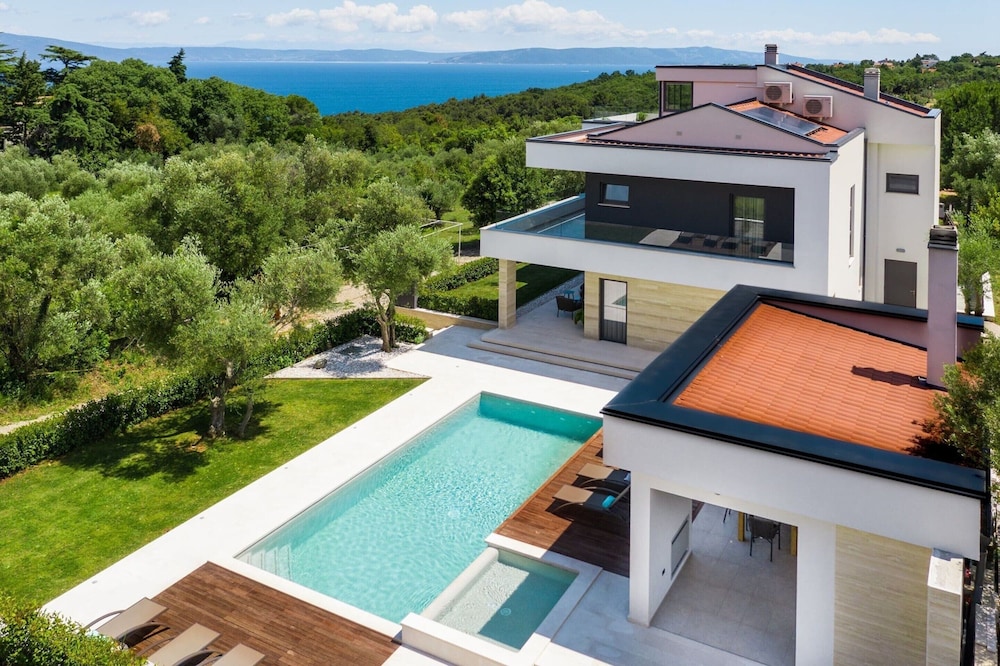 Luxurious Villa Laurea near Labin with Pool Sauna & Sea View — 5-Star Luxury Hotel in Drenje, Croatia