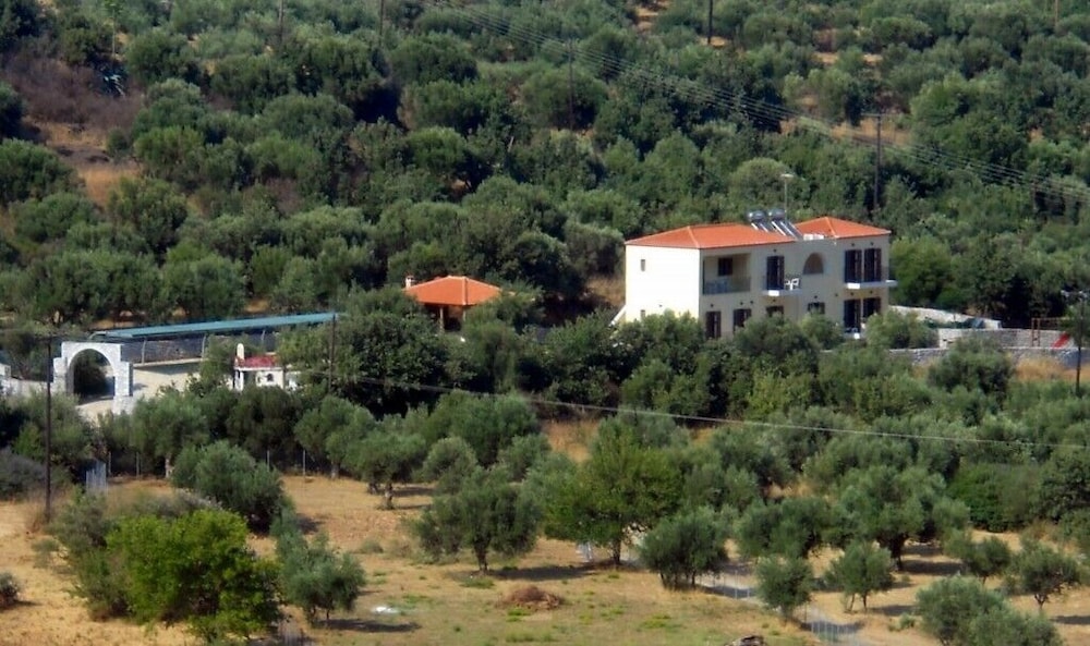 Domaine Papakonstantis — 4-Star Luxury Hotel in Skoutari, Greece