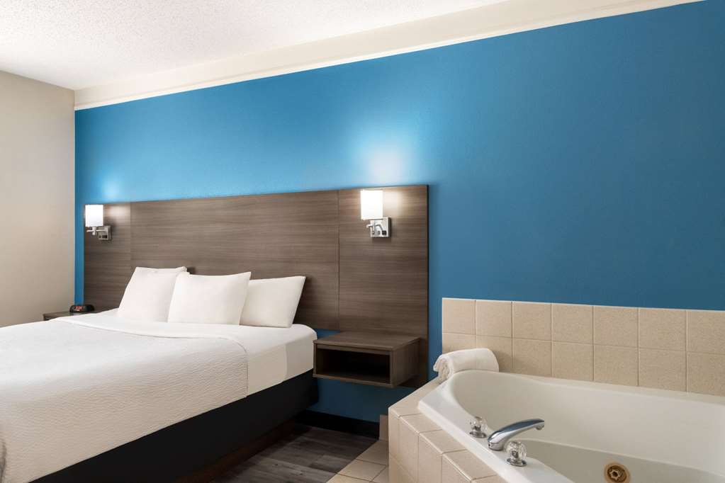 La Quinta Inn & Suites by Wyndham Madison American Center - photo 26