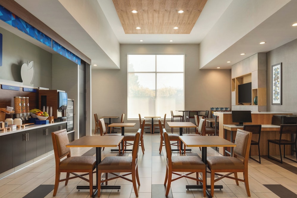 Holiday Inn Express West Sacramento - photo 30