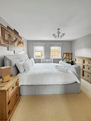 Amaya Eight Large 5 Bedroom 3 Bathroom house garden and driveway — 4-Star Luxury Hotel in Claypole, United Kingdom