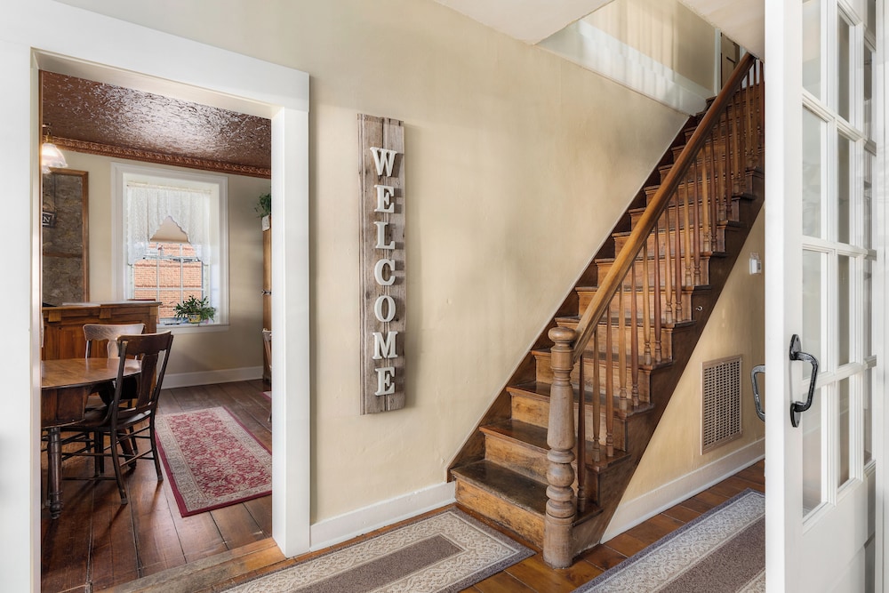 The Stagecoach Inn Bed & Breakfast and Five20 Social Stop - photo 2