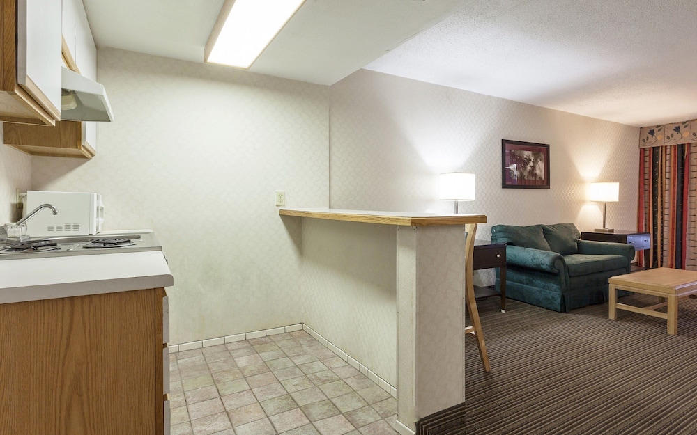 Red Roof Inn & Suites DeKalb - photo 15