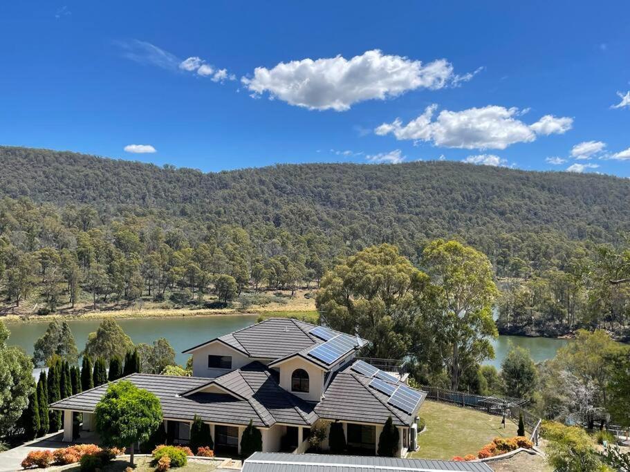 Blackstone Lakeside 4 Bedrooms 2 Bathrooms — 4-Star Luxury Hotel in Hadspen, Australia