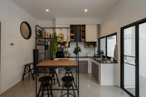 Cozy Spacious 4BR Villa 12pax 200m BTS PhraKhanong 10min ThongLo Fast 500mbps Wifi