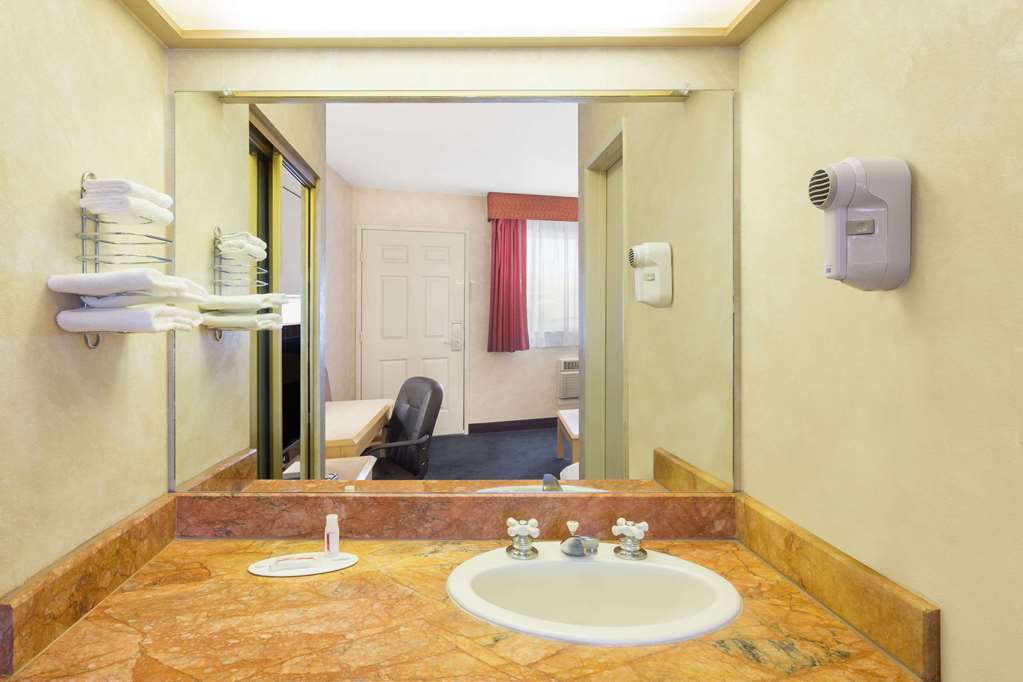 Days Inn by Wyndham Bullhead City - photo 11