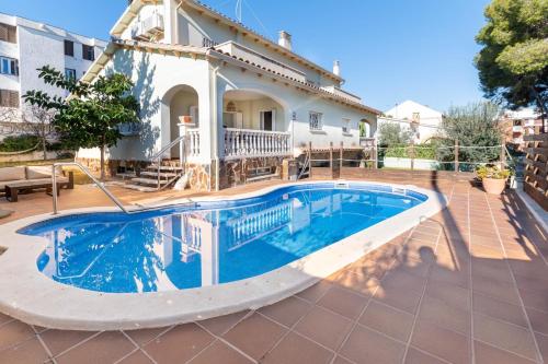 At012 Piscina Privada Muy Bien Equipado La Playa A 250 Metros — Torredembarra