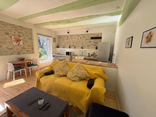 La Bastide Aux Iris Les Capucines — hotel in Villecroze
