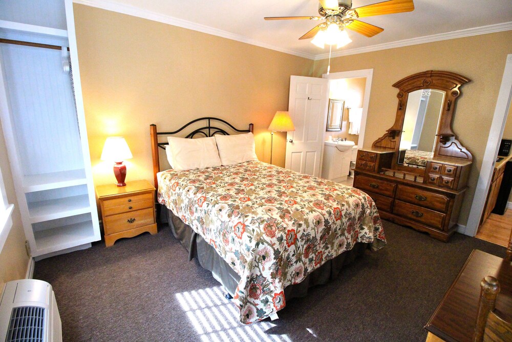 Peach Tree Inn & Suites - photo 7