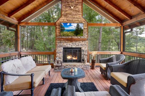 Tysons Peak Pet Friendly Aska Adventure Cabin Mountain Views Hot Tub Arcade Bumper Pool Table Wet Bar Egg Style Grill — 4-Star Luxury Hotel in Blue Ridge, United States