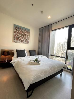 Luxury Art apt Downtown Metro Bangkok Kitchen living room