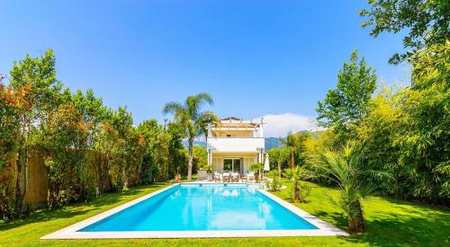Villa with Swimming Pool Forte dei Marmi — 4-Star Luxury Hotel in Forte Dei Marmi, Italy