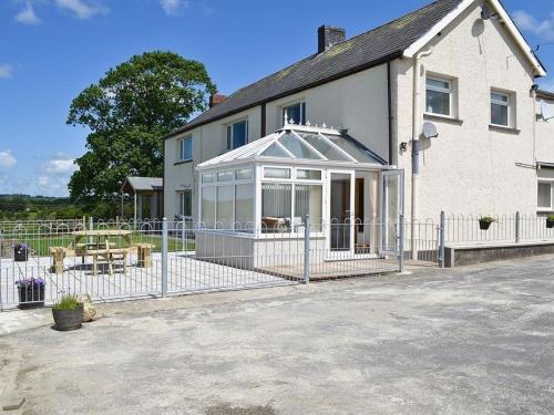 Cob Cottage — 4-Star Luxury Hotel in Tregaron, United Kingdom