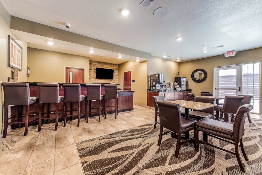 Cobblestone Hotel & Suites Hutchinson - photo 43