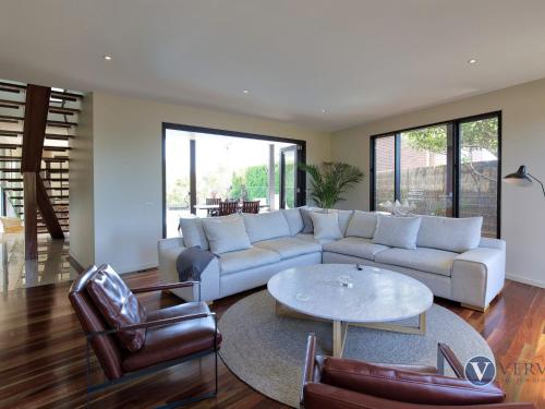 Blairgowrie Bay Villa Luxe Pool and Beachfront — 4-Star Luxury Hotel in Blairgowrie, Australia