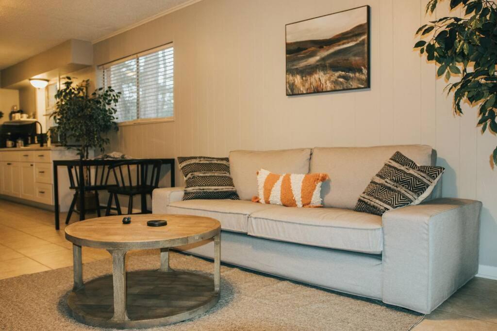 Hidden Treasure - carbon neutral hotel in Longview