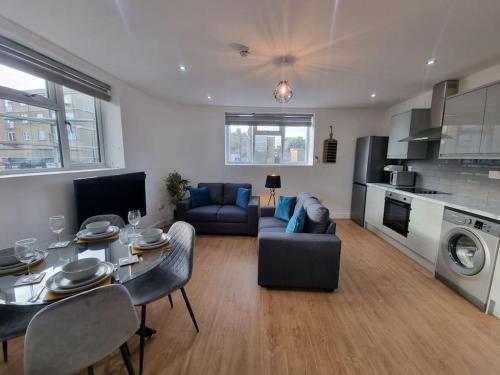 2 Bedroom Central Apartment Near Station — 4-Star Luxury Hotel in London, United Kingdom