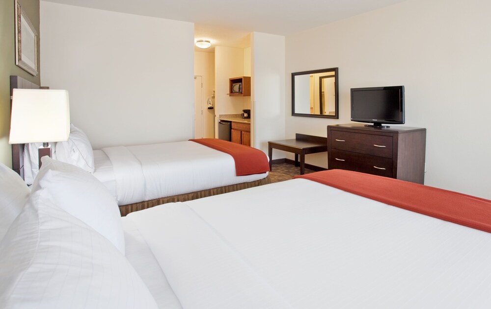 Holiday Inn Express & Suites Topeka North by IHG - photo 3