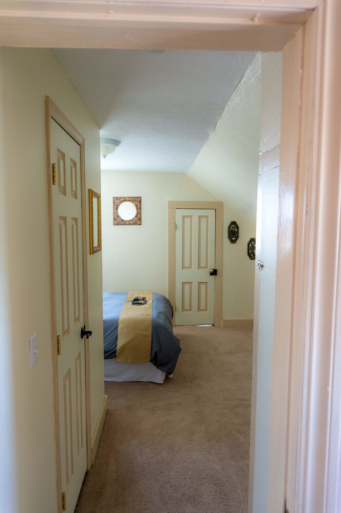 Indiana Jones Bed & Breakfast - photo 8