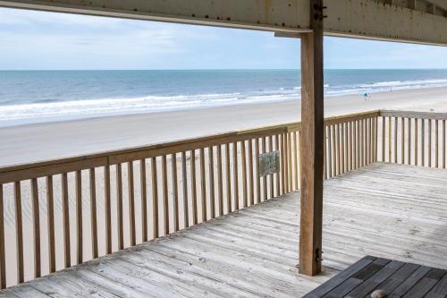 Admiral's Quarters by Oak Island Accommodations - featured photo