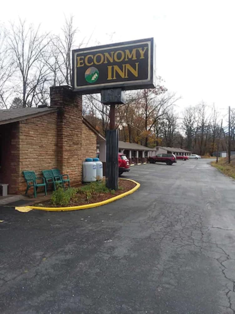 Economy Inn Sylva - photo 37