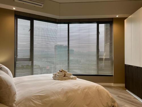 Deluxe fully furnished apartment in Menlyn Maine residence 1209 — 4-Star Luxury Hotel in Pretoria, South Africa